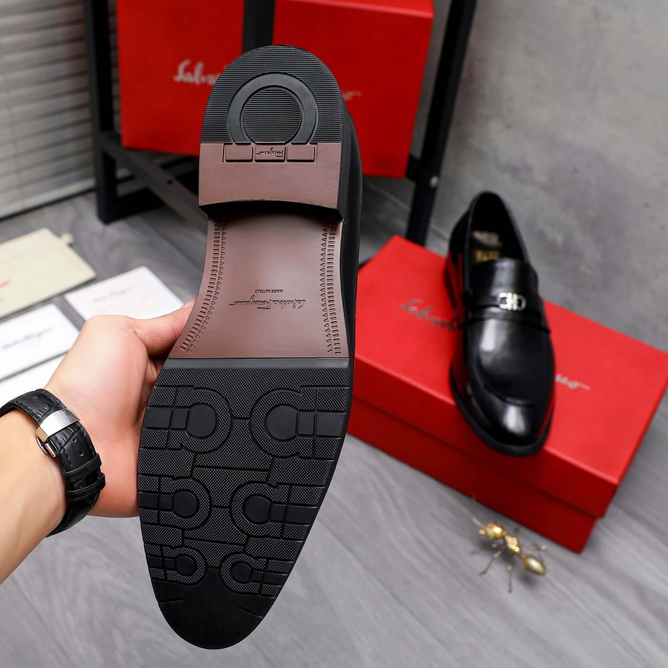 Men's shoes 💰480 Product trademark: Ferragamo "Ferragamo" business slip-on leather shoes Regular size: 39-44 Product materials: Selected high-quality lacquered cowhide upper, cowhide lining, original outsole